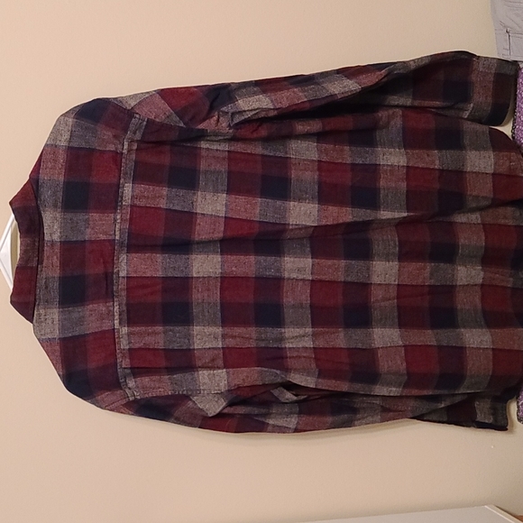 Man's button-down flannel long sleeve - Picture 2 of 2
